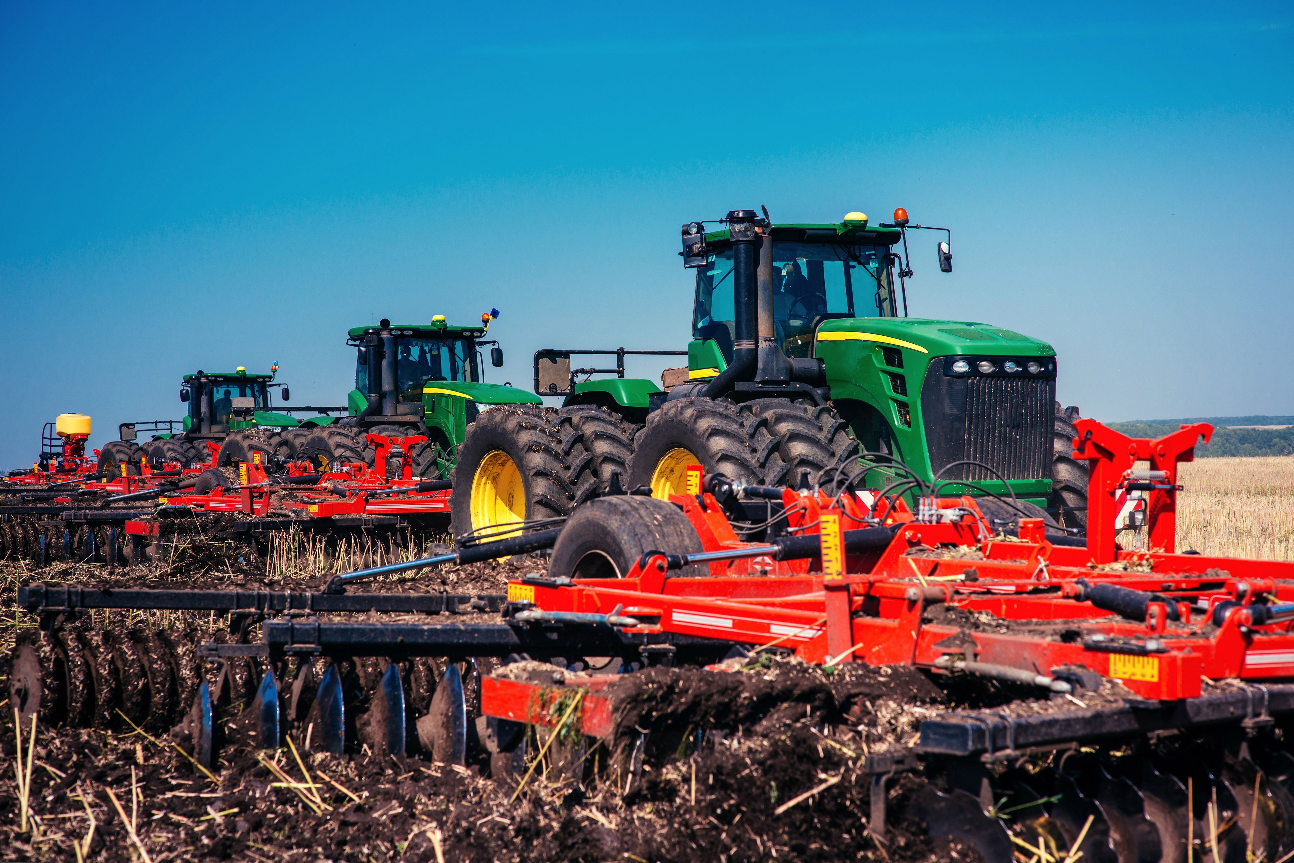 Tratores modernos em campo agrícola